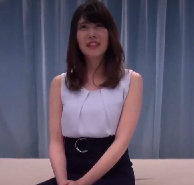 【MM×素人美女】お姉さんがマッサージで敏感な部分を触られムラムラしちゃって生肉をおマンコにぶち込み！