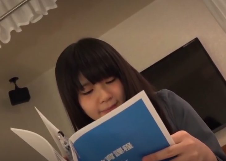 【実演×清楚美少女】真面目な女子高生が体位を勉強して実演ｗ騎乗位でオマンコ突かれて悶絶！