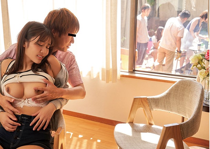 【NTR×巨乳お姉さん】酔っ払ったデカパイ美女が飲み会参加者の男性とこっそりハメちゃう！