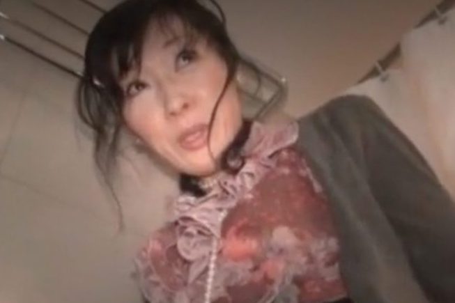 【ナンパ×素人美女】ナンパされたスレンダー美女は即股開くビッチ！オマンコ糸引かせて悪戯攻めで痙攣イキ！