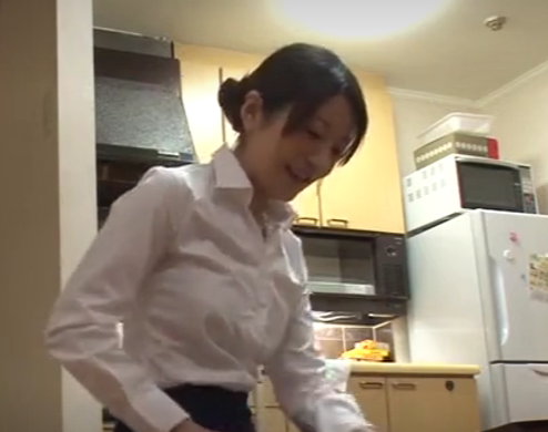 【美熟女×ザーメンぶっかけ】手マンされながら絶頂繰り返す人妻がフェラで精子をぶっかけ！