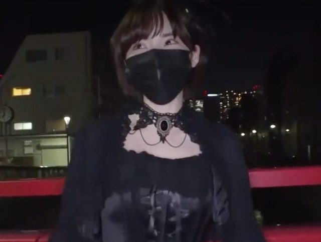 【M男犯し×淫乱痴女】ゴスロリ姿の巨乳ビッチが男性を野外で犯しておチンポから大量の男潮発射！