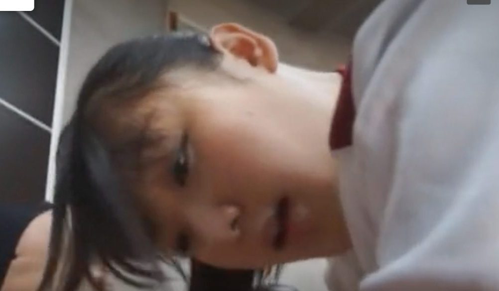 【NTR×女子高生】性に興味深々なJKが生のおちんぽ見て発情！成長中の美尻で尻コキ攻め！