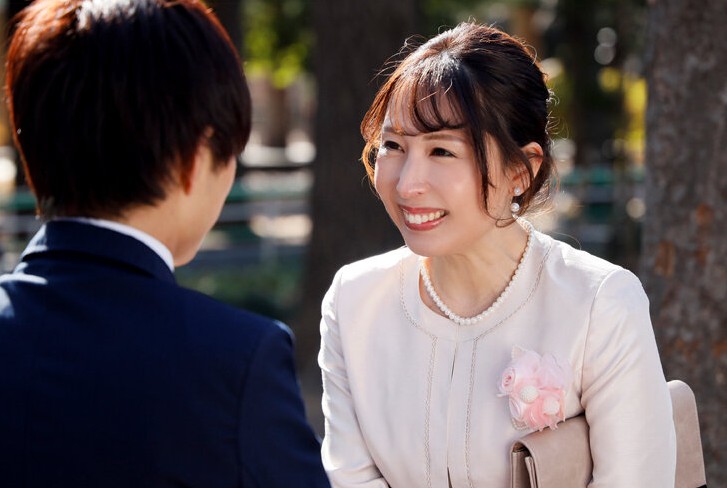 【佐田茉莉子】「大人になった誠君へプレゼント」と優しく口づけされる！憧れの義母に導かれ彼は大人への階段をまた一つ昇るwww