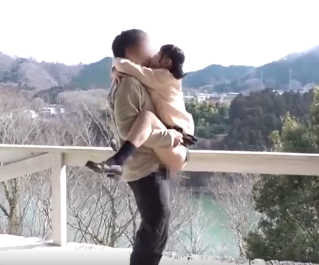 露出好きのちょいブスメガネと野外交尾！『あっ♡気持ち良い…♡』良い景色を眺めおしっこを漏らし駅弁で喘ぐ迷惑行為ｗ