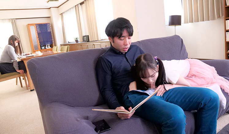 不倫中に嫁が帰宅しガキのフリして成りすまし！『静かにしないとバレますよ…♡』奥さんにバレないように旦那チ●ポを貪るｗ