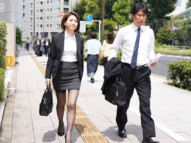 ＜甘乃つばき＞オフィスで部下のチ◯ポをいじめつくすバリキャリOLww奥までガンガン突かれ即メスの顔になる痴女様ww