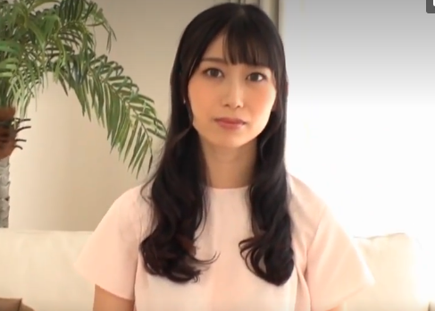 【美人奥さん×フェラテク披露】童貞君のおチンポをねっとり手コキフェラで筆下ろしする奥様！