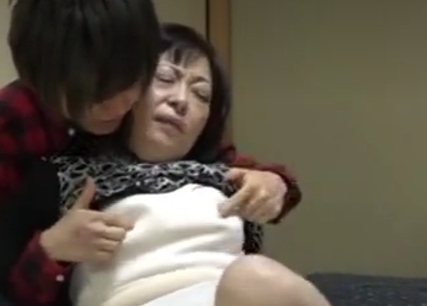 【ムチムチおばさん×手マン責め】グジョグジョに濡らしたおまんこで若チンを咥える熟女！