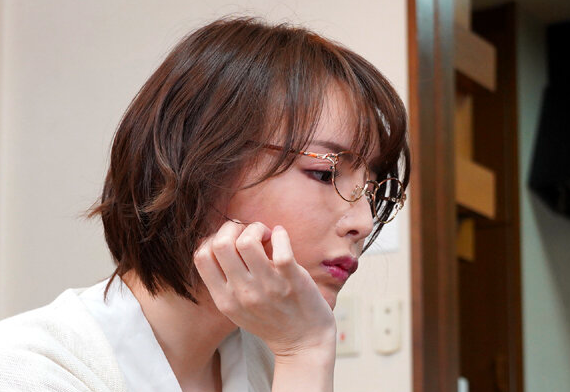 【広瀬りおな】美人な人妻が介護中に欲情した義父に犯●れてしまう！抵抗するが愛撫に思わず絶頂快楽を味わうwww