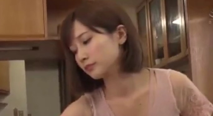 【若妻×近親相姦】義理の息子と騎乗位でつながりオマンコ何度もピストン攻めされ悶絶しちゃう若妻がエロ過ぎ！