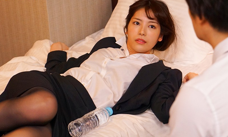 【楓カレン×背徳オフィス】酔いが回った勢いで距離が急接近！『あ、ああん♡』上司の絶倫ピストンに震える！