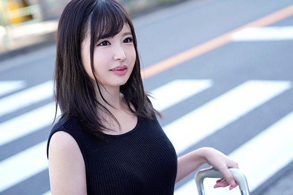 【AVデビュー×黒髪お姉さん】ロリ系美女がアンバランスなデカパイでパイズリ攻めを披露！