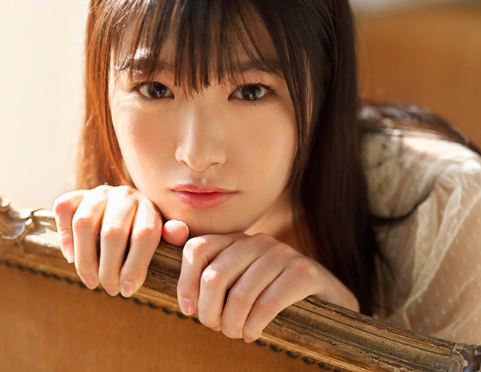 【初撮り×黒髪美少女】美乳乳首を勃起させて男性の濃厚手マンでオマンコ濡らす淫乱美女！