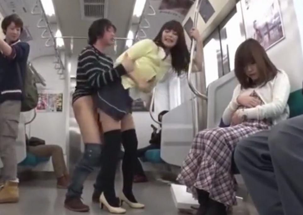 【犯され×巨乳美女】レイプが合法の世界で電車内で普通に犯されるお姉さんがピストン攻めにガチイキ！