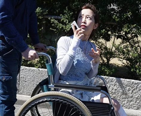 【寝取られ×お姉さん】車いす生活を送る女性が無抵抗のまま男性に犯されて何度もピストン攻め！