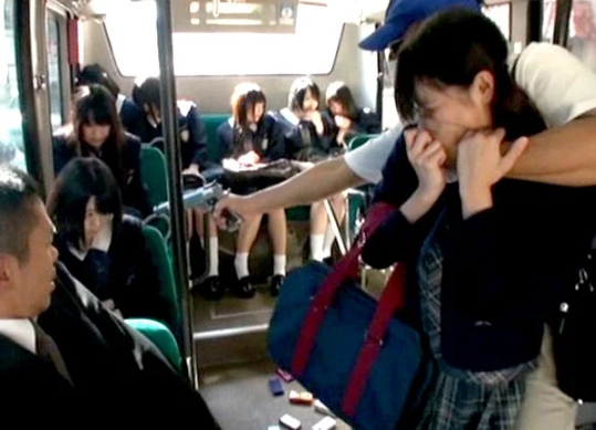 名門女子校通学バスが突然バスジャックに！次第に理性が崩壊し犯人を押しのけ自らの手で生徒たちを犯していくwww