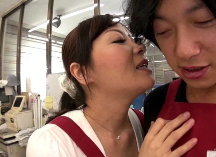 【誘惑×熟女】バイトの若者に手を出す欲求不満なおばさん！若チンをフェラで頬張りご満悦♪