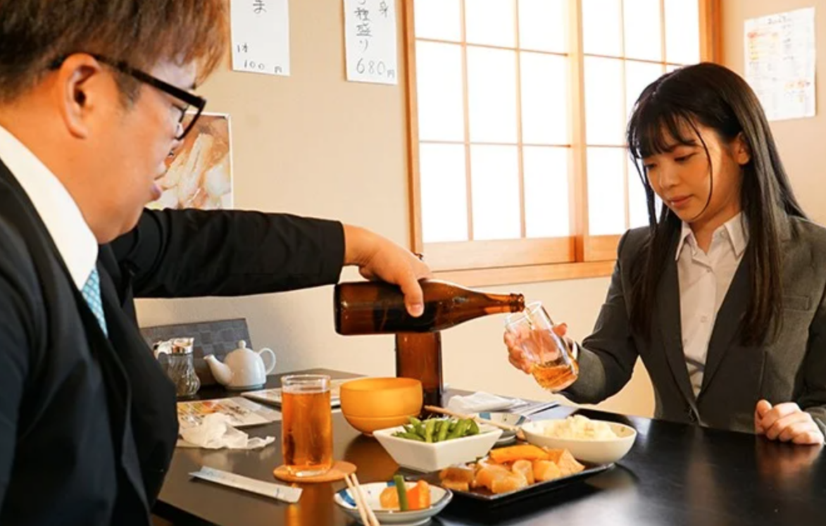 『もうやめてください…』大嫌いなデブセクハラ上司とまさかの相部屋…いきなり襲ってくるも抵抗できず強制生エッチへww