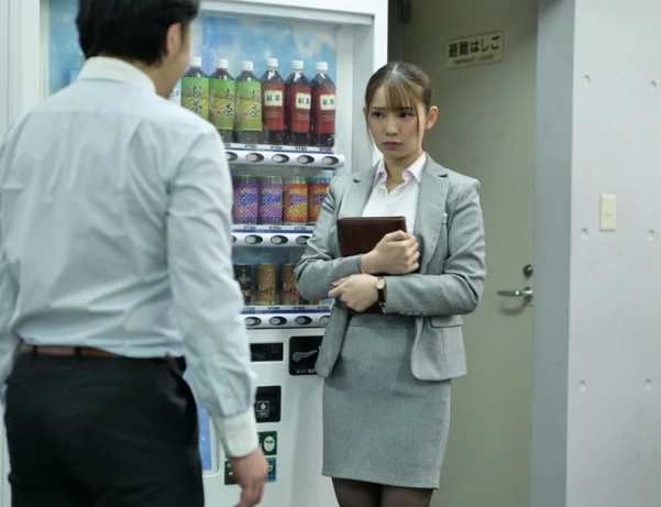 セクハラ上司との出張で快楽漬けにされた美人OL！『あぐっ♡あぁっ♡』他人との交尾映像を撮られ彼氏に送られても自ら求める！