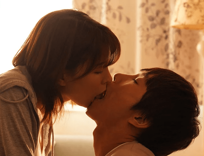 【ベロキス×美乳美女】寝取り願望が強い彼女のお姉さんが妹の彼氏のおチンポを卑猥な言葉で誘惑！