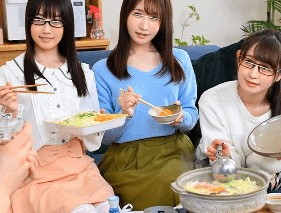 【乱交×地味っ子】オタクのオフ会で集まった陰キャ女子は性欲の塊！おチンポを奪い合って濃厚テクでハメちゃう！