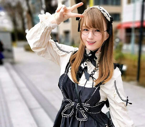 【エロコスプレイ×金髪外国人】絶品白人女性がコスプレ姿のまま玩具攻めでオマンコをイカされ！
