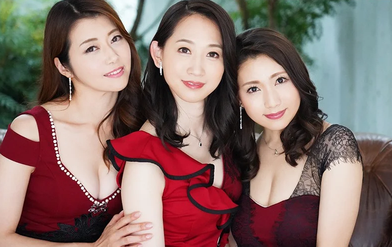 【凄テク×集団痴女】美熟女達が肉棒を絶品しごきで何度も犯してM男君の感じ顔にご満悦♪